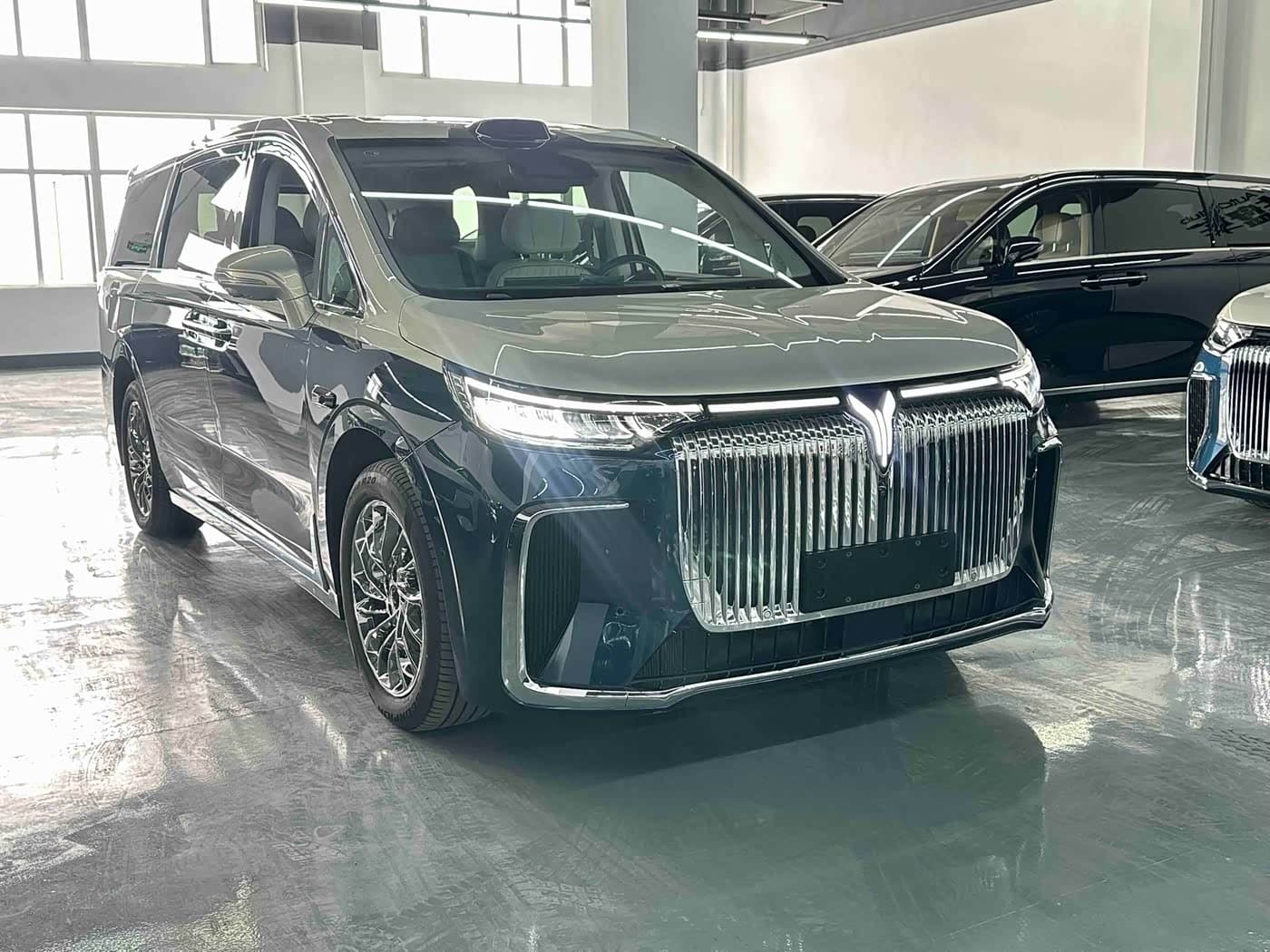 2024 Voyah Auto Voyah Dreamer Silver Gray, 36,000 km, China export – photo 3