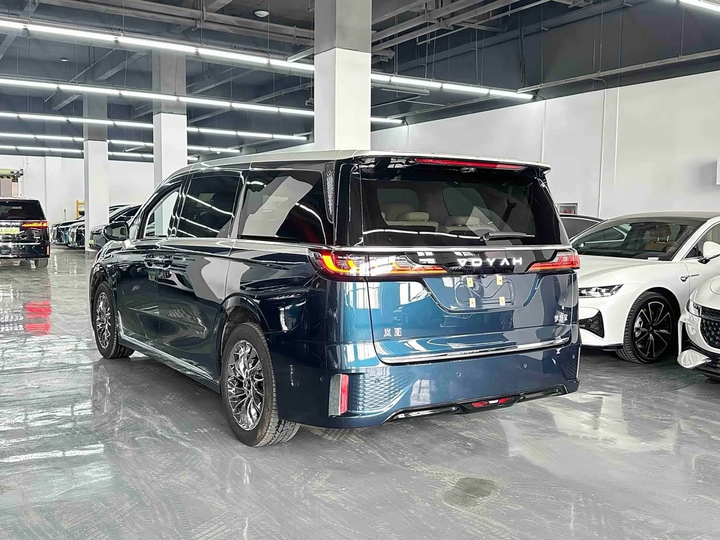 2024 Voyah Auto Voyah Dreamer Silver Gray, 36,000 km, China export – photo 4