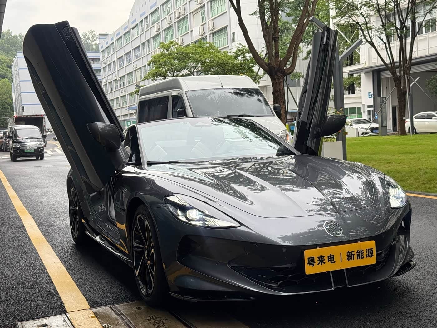 2023 MG Cyberster رمادي فضي, 30,000 km, China export – photo 3