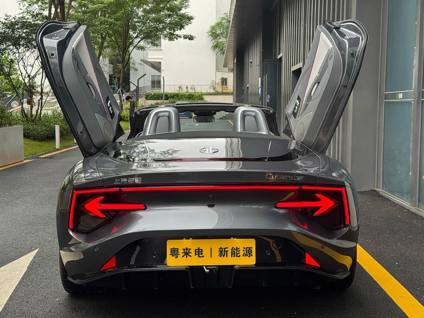 2023 MG Cyberster رمادي فضي, 30,000 km, China export – photo 5