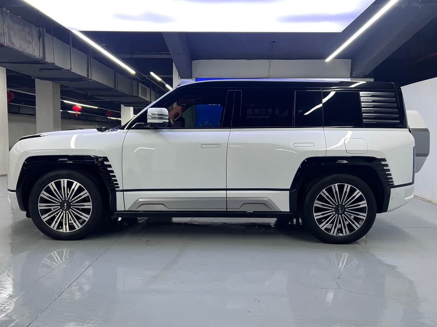 2023 Yangwang U8 White, 43,000 km, China export – photo 4