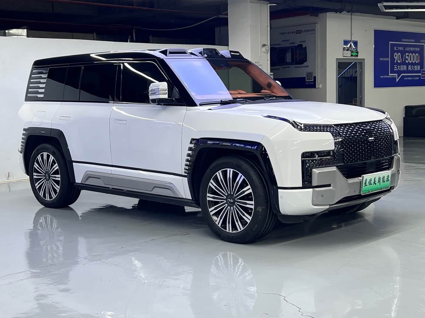 2023 Yangwang U8 White, 43,000 km, China export – photo 3