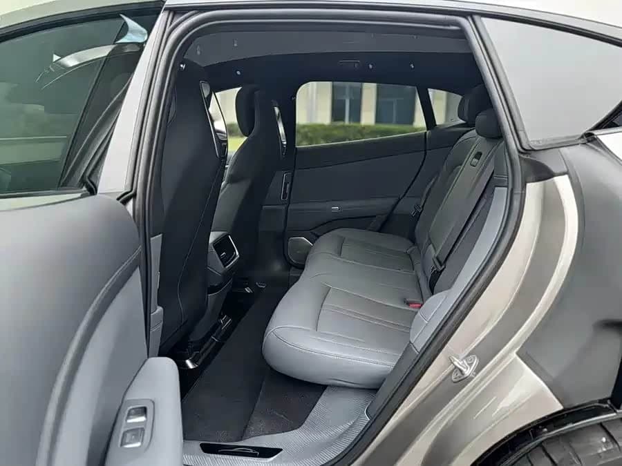 2025 Xiaomi Auto Xiaomi YU7 Silbergrau, 13,000 km, China export – photo 6