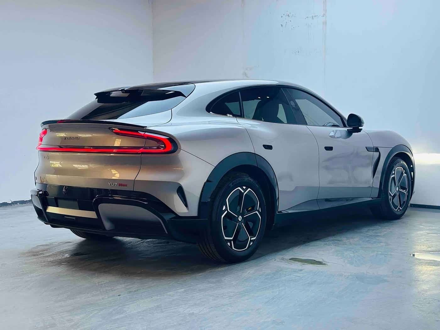 2025 Xiaomi Auto Xiaomi YU7 Silbergrau, 4,000 km, China export – photo 13