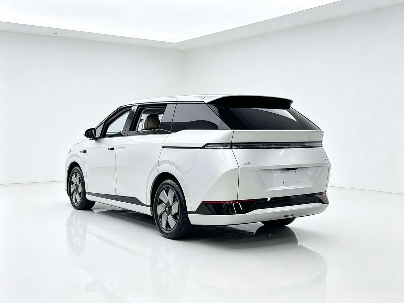 2024 XPeng X9 Silbergrau, 7,000 km, China export – photo 12
