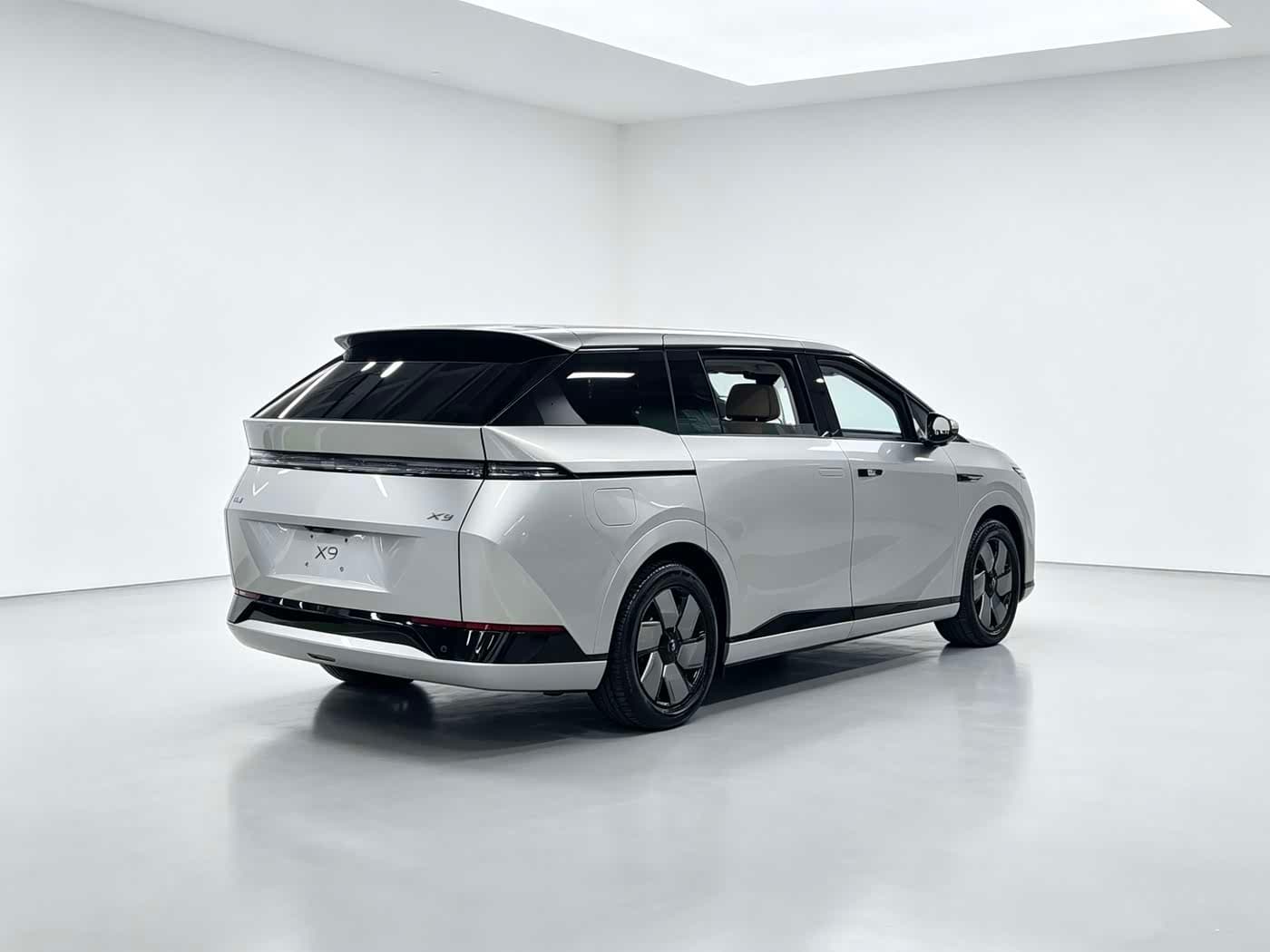 2024 XPeng X9 Silbergrau, 7,000 km, China export – photo 10