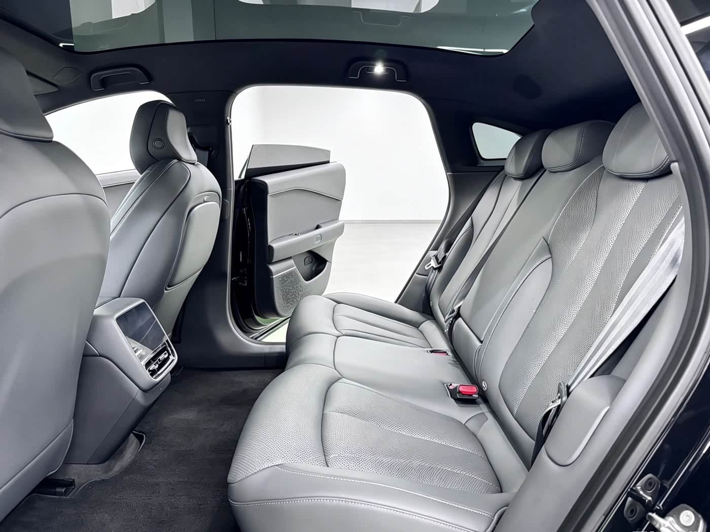 2024 XPeng P7+ Black, 20,000 km, China export – photo 5