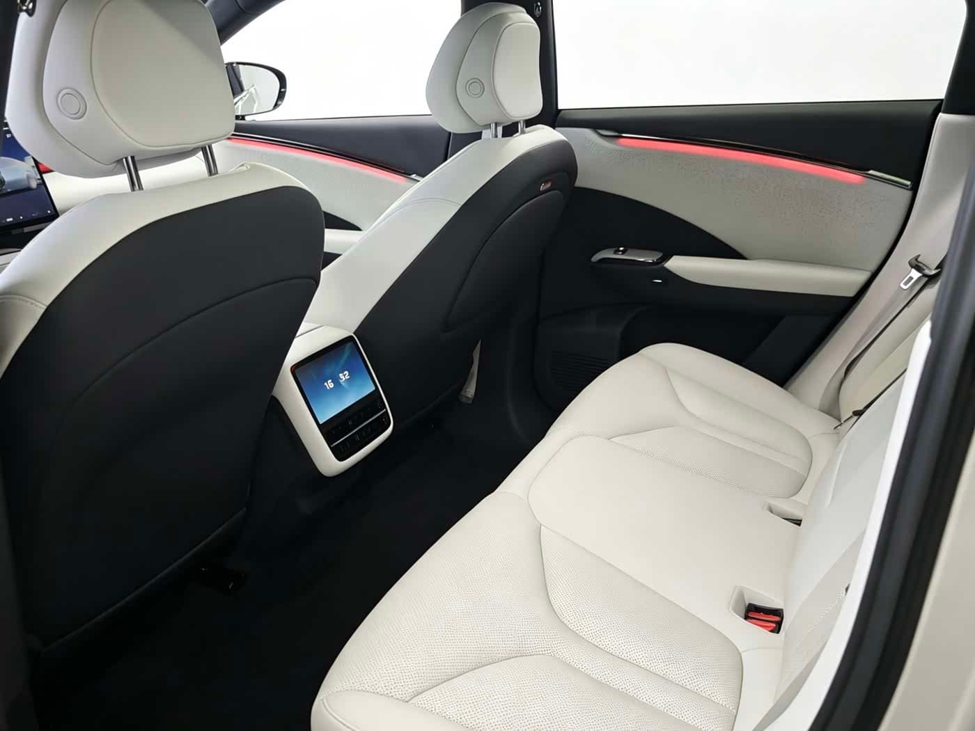 2025 XPeng G7 رمادي فضي, 10,000 km, China export – photo 8