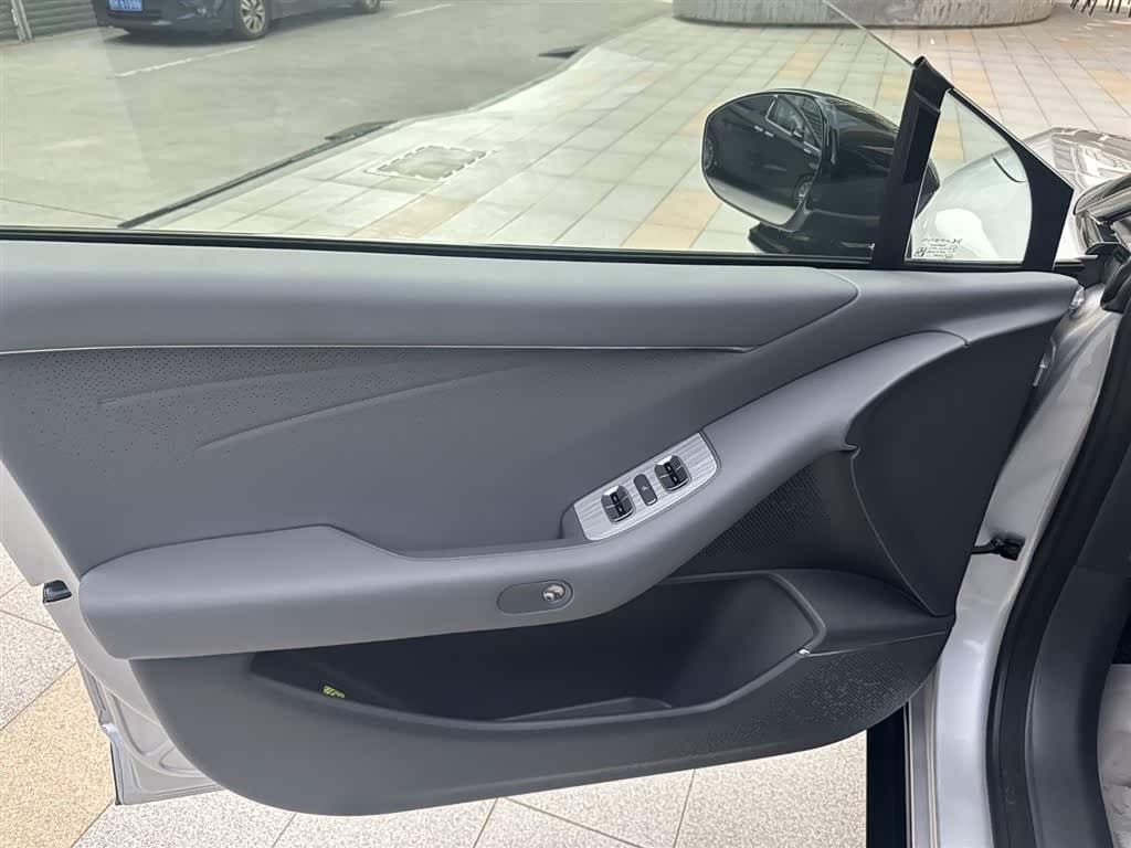 2026 XPeng P7+ Silbergrau, 3,000 km, China export – photo 17