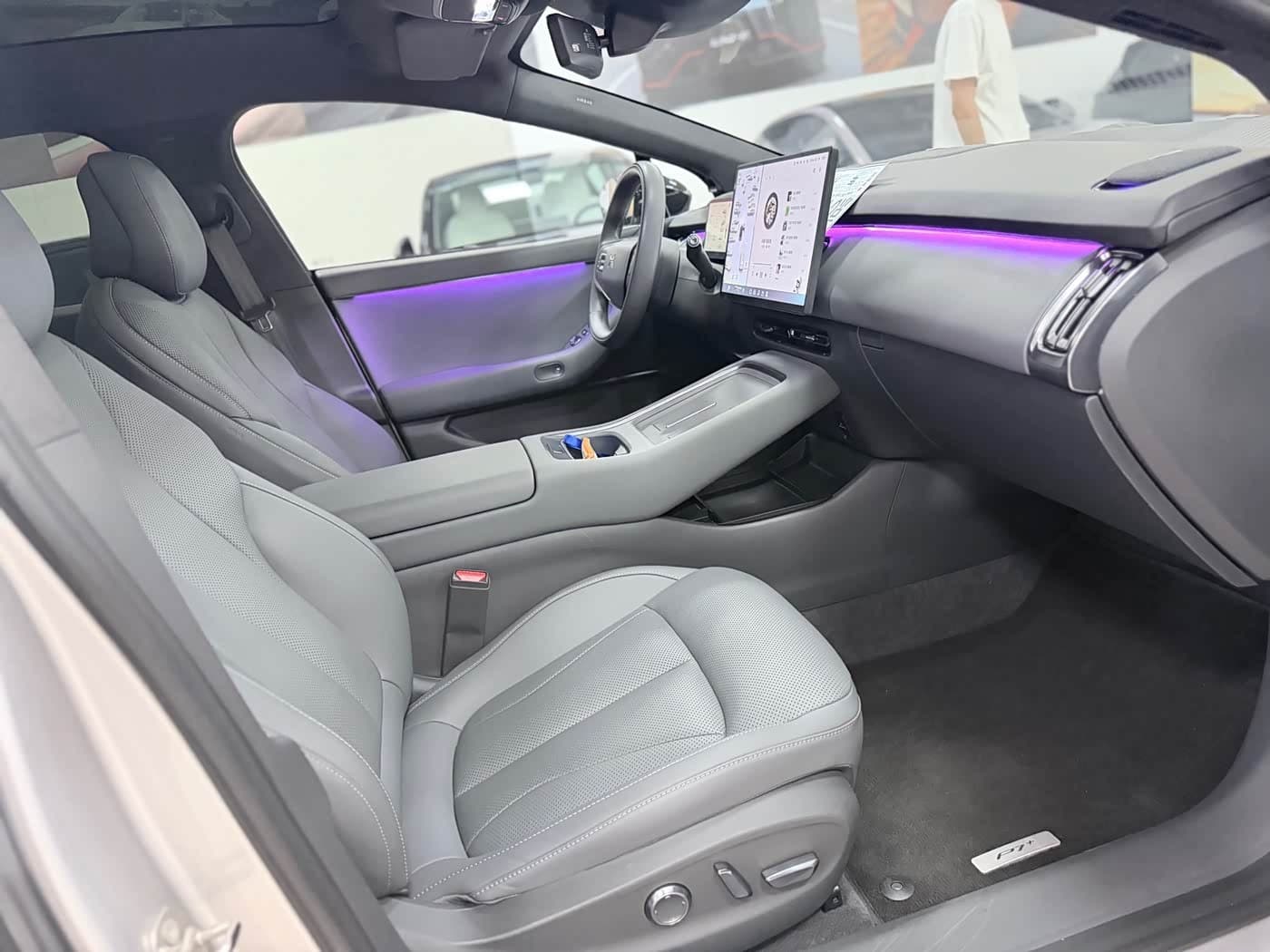 2025 XPeng P7+ رمادي فضي, 28,600 km, China export – photo 12