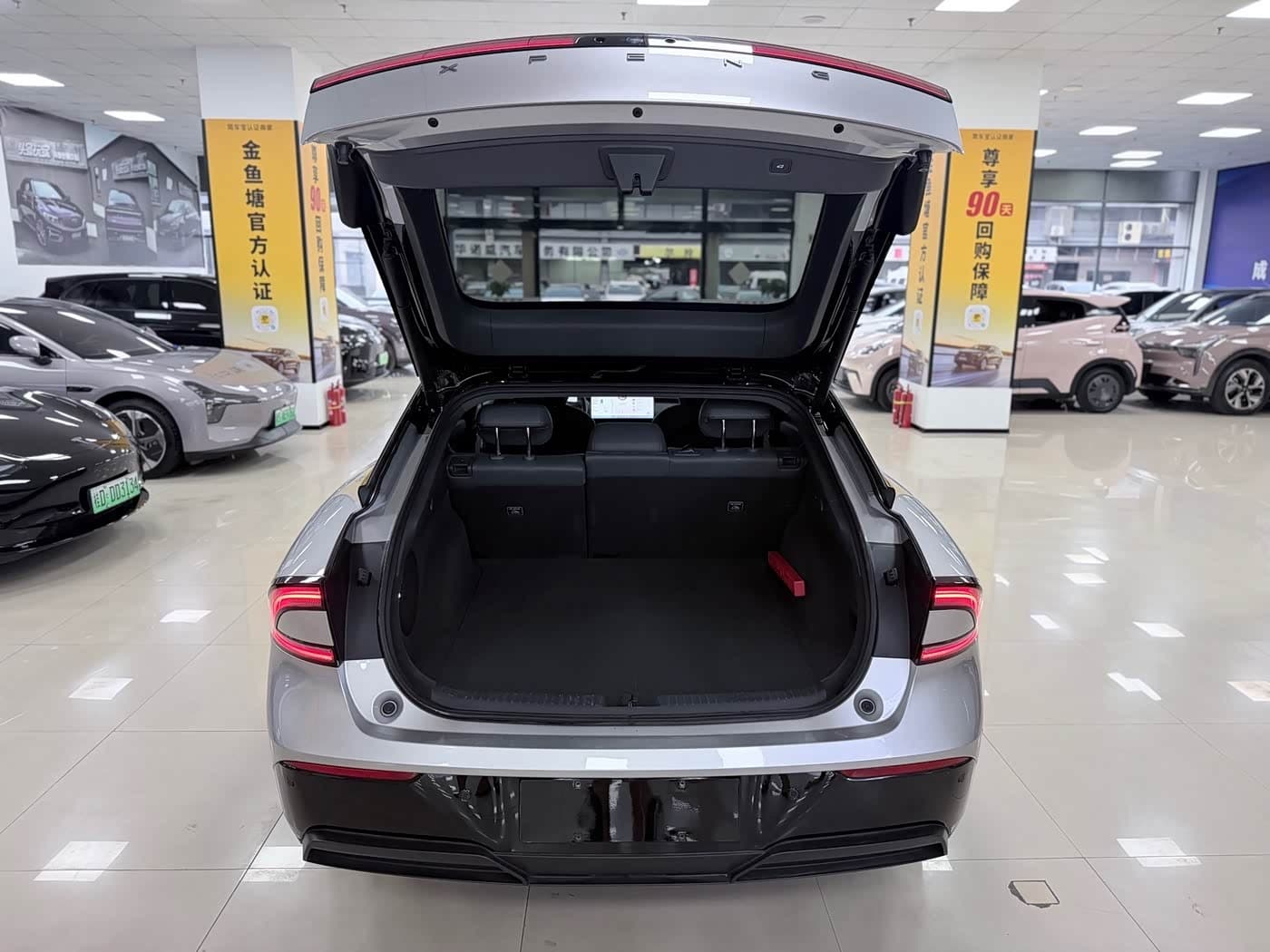 2025 XPeng P7+ رمادي فضي, 28,600 km, China export – photo 10