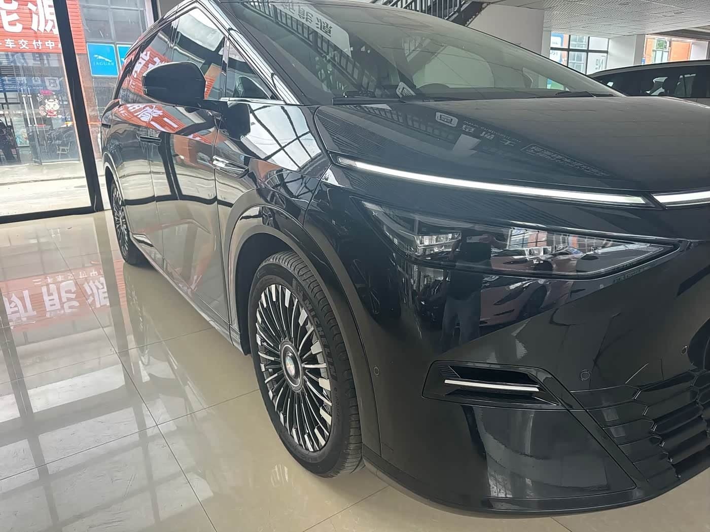 2025 XPeng X9 Black, 12,000 km, China export – photo 3