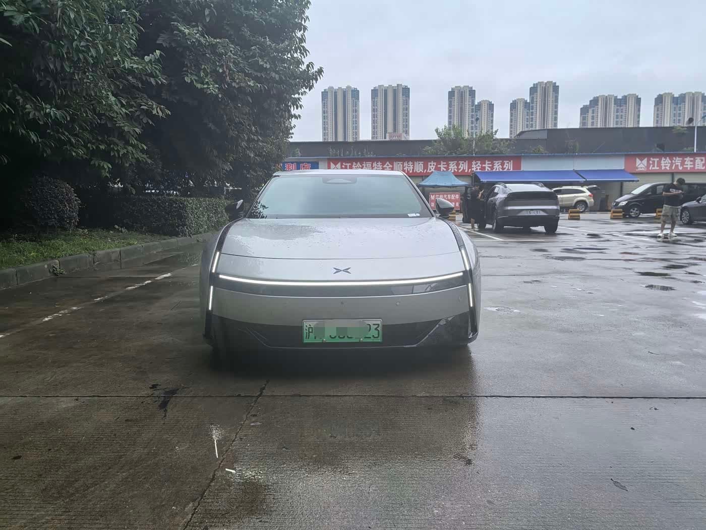 2025 XPeng P7 رمادي فضي, 8,000 km, China export – photo 2