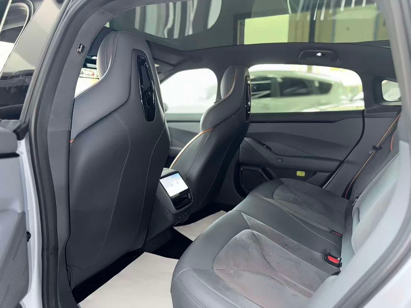 2025 XPeng P7 Silbergrau, 10,000 km, China export – photo 6