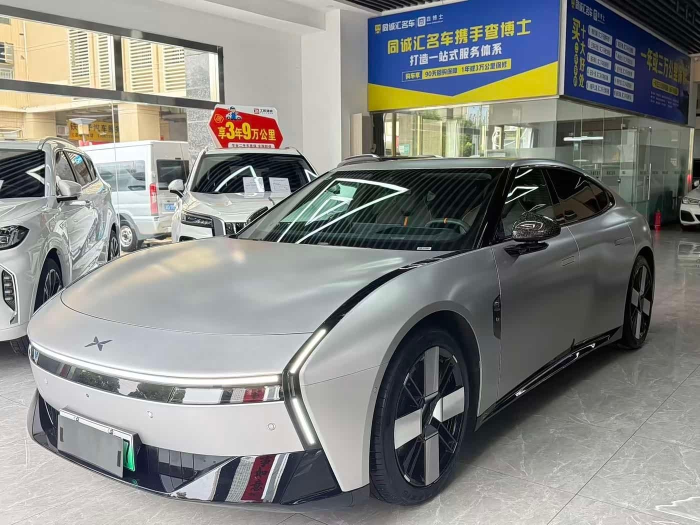 2025 XPeng P7 Silbergrau, 10,000 km, China export – photo 3