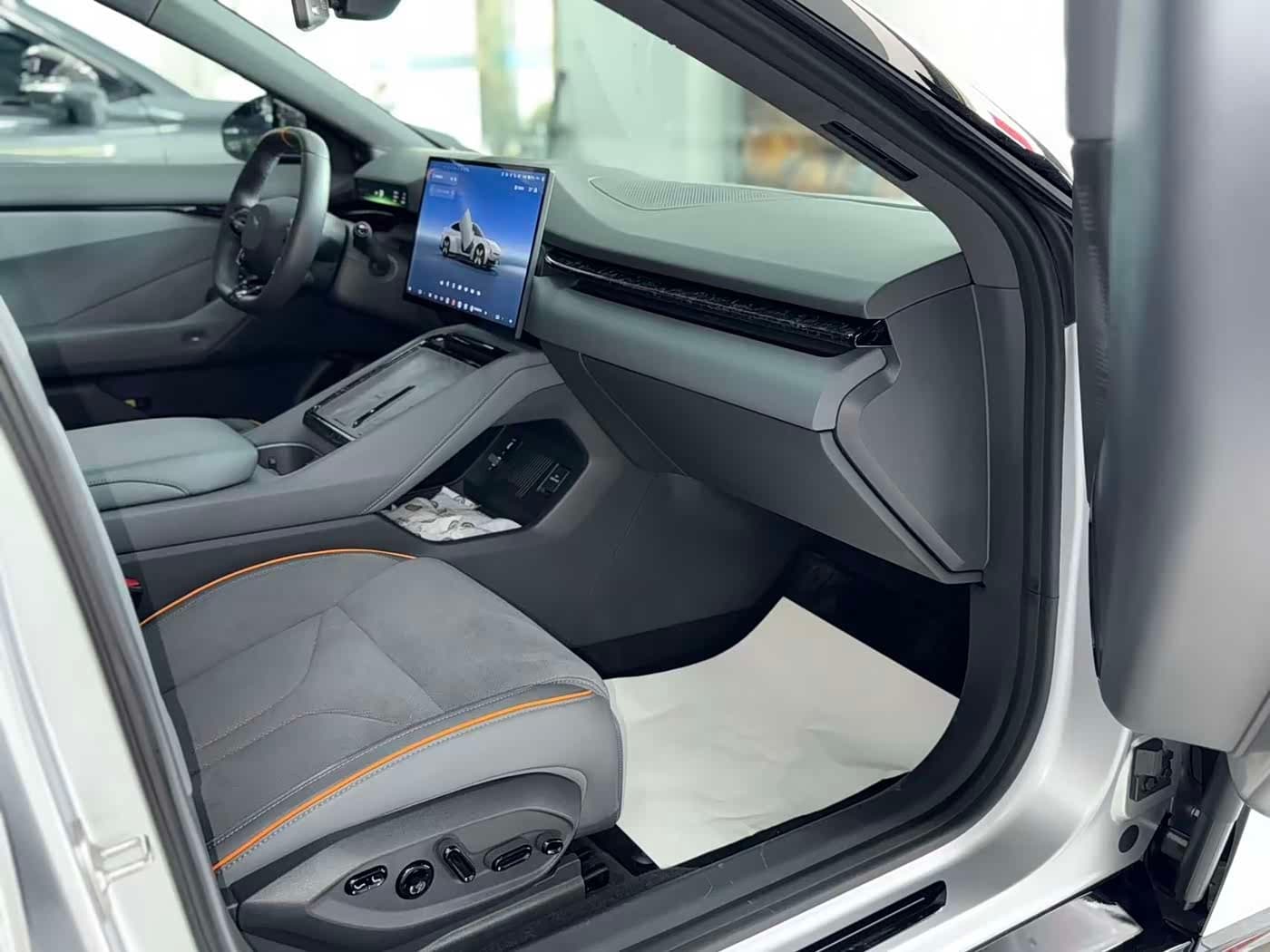 2025 XPeng P7 Silbergrau, 10,000 km, China export – photo 12