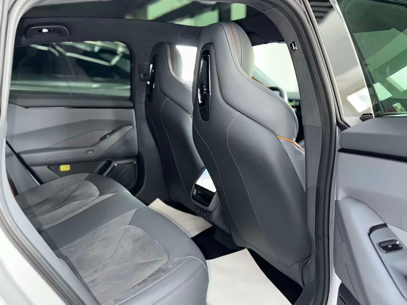 2025 XPeng P7 Silbergrau, 10,000 km, China export – photo 11