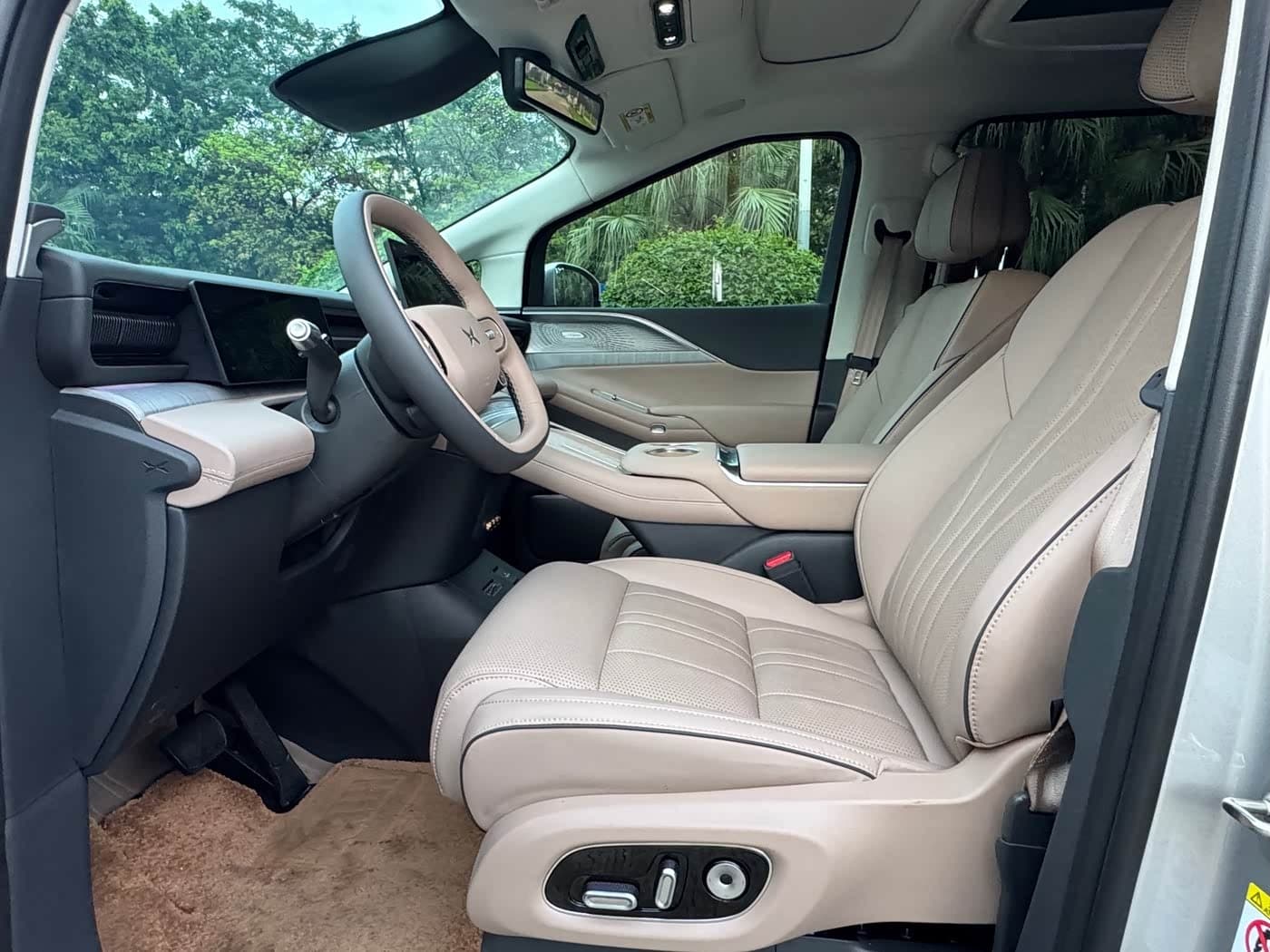 2025 XPeng X9 رمادي فضي, 8,200 km, China export – photo 7