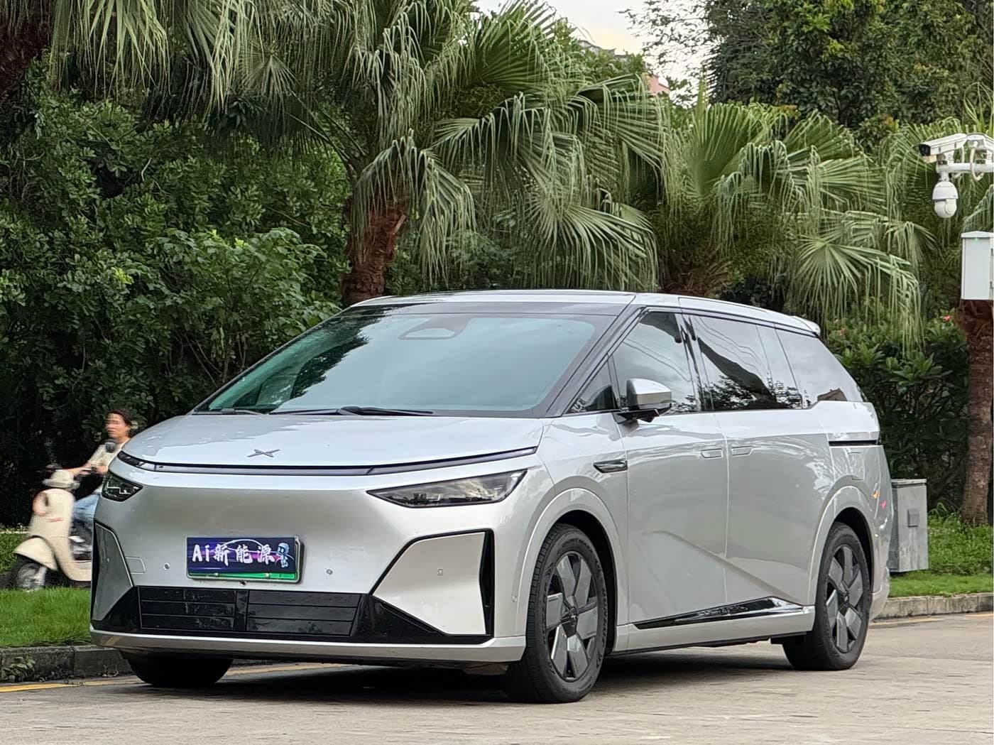 2025 XPeng X9 رمادي فضي, 8,200 km, China export – photo 1
