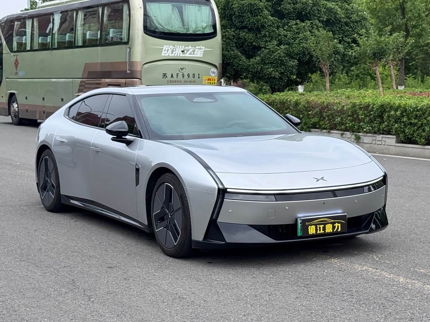2025 XPeng P7 Silbergrau, 10,000 km, China export – photo 3