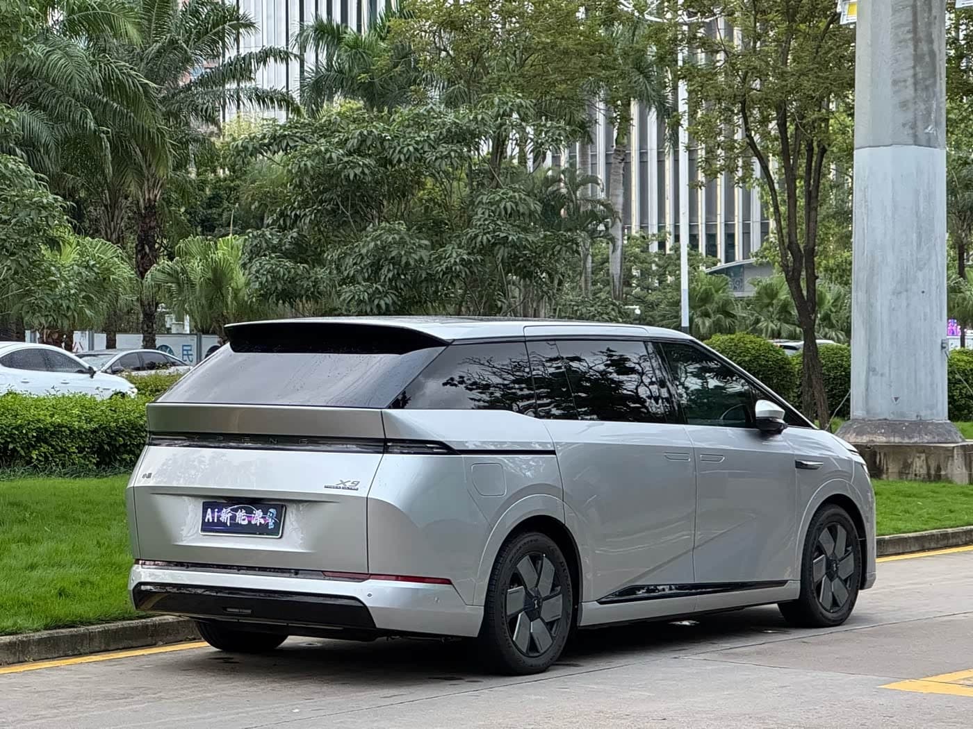 2025 XPeng X9 رمادي فضي, 8,200 km, China export – photo 4