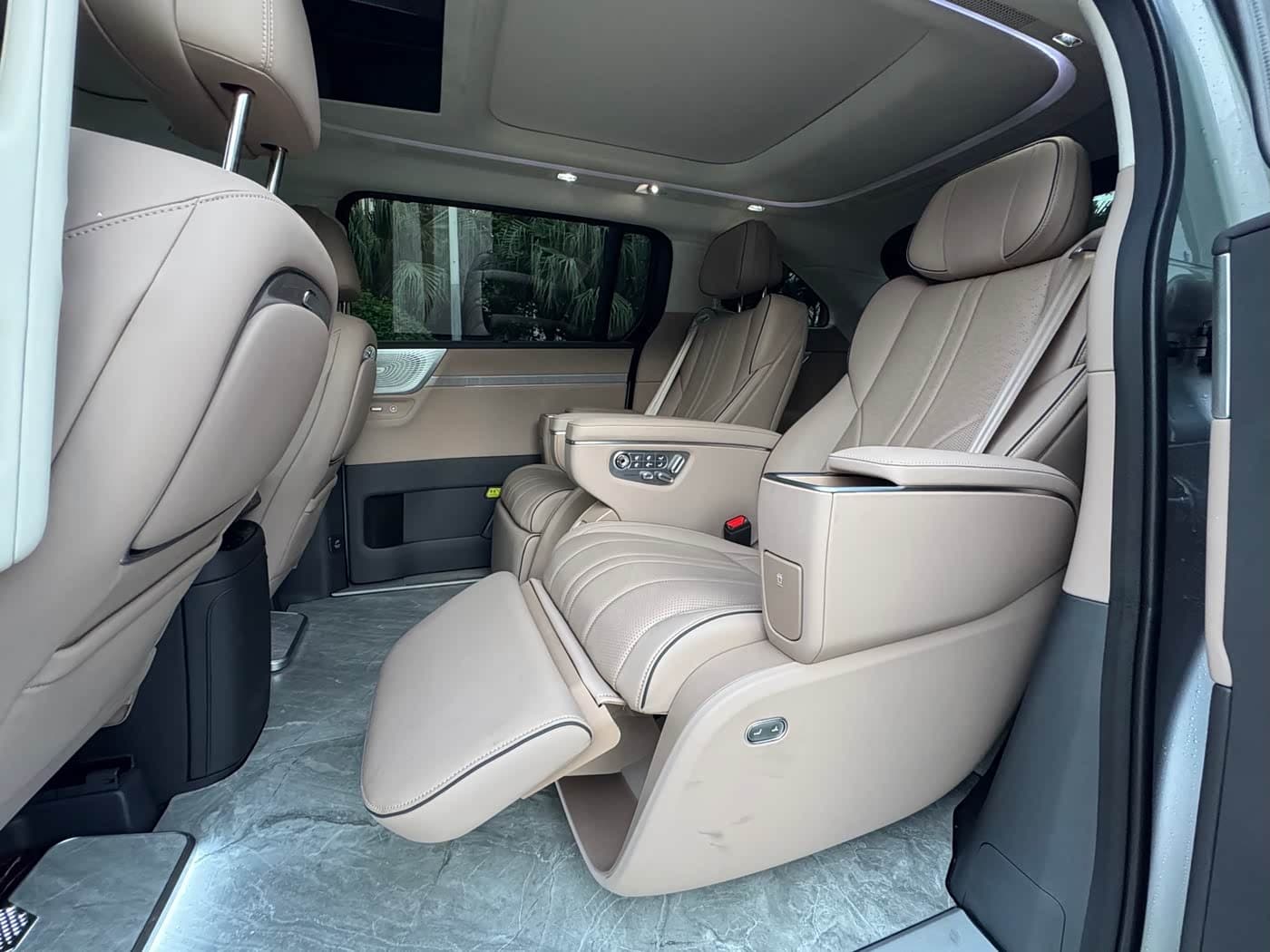 2025 XPeng X9 رمادي فضي, 8,200 km, China export – photo 8