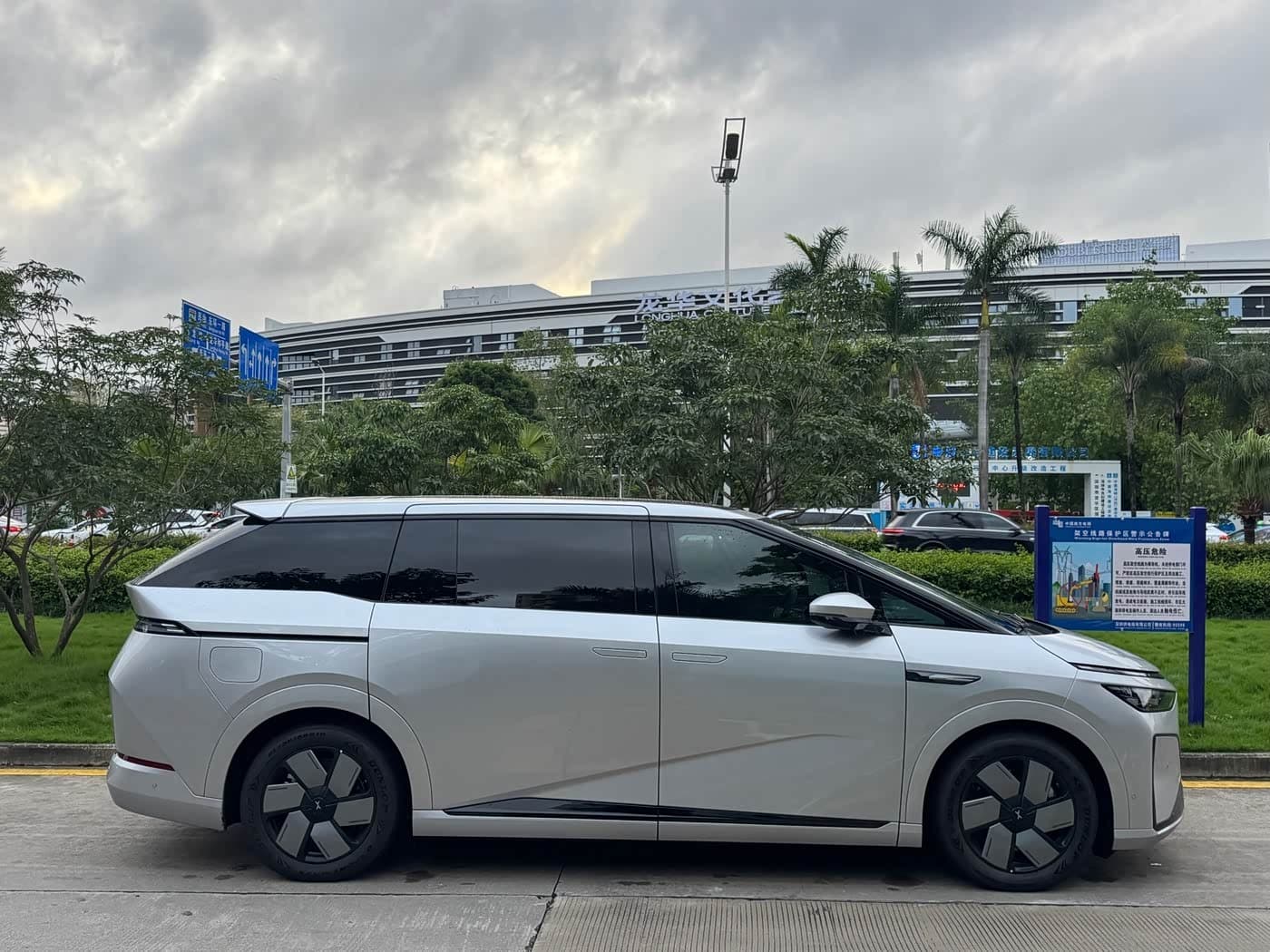 2025 XPeng X9 رمادي فضي, 8,200 km, China export – photo 15