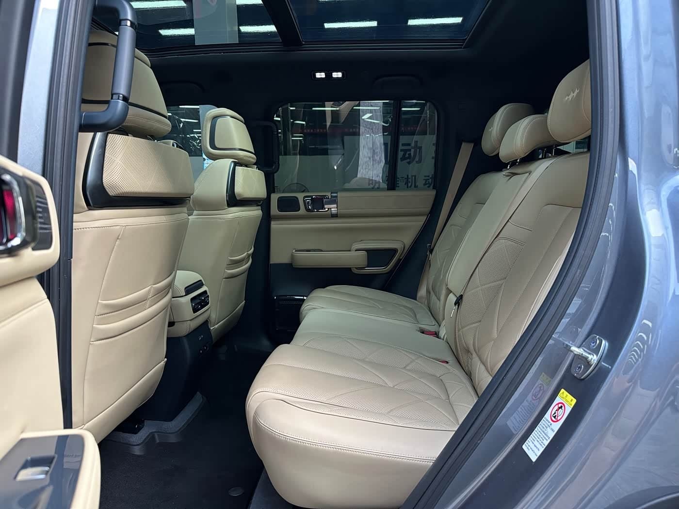 2023 Fang Cheng Bao Leopard 5 رمادي فضي, 20,000 km, China export – photo 12