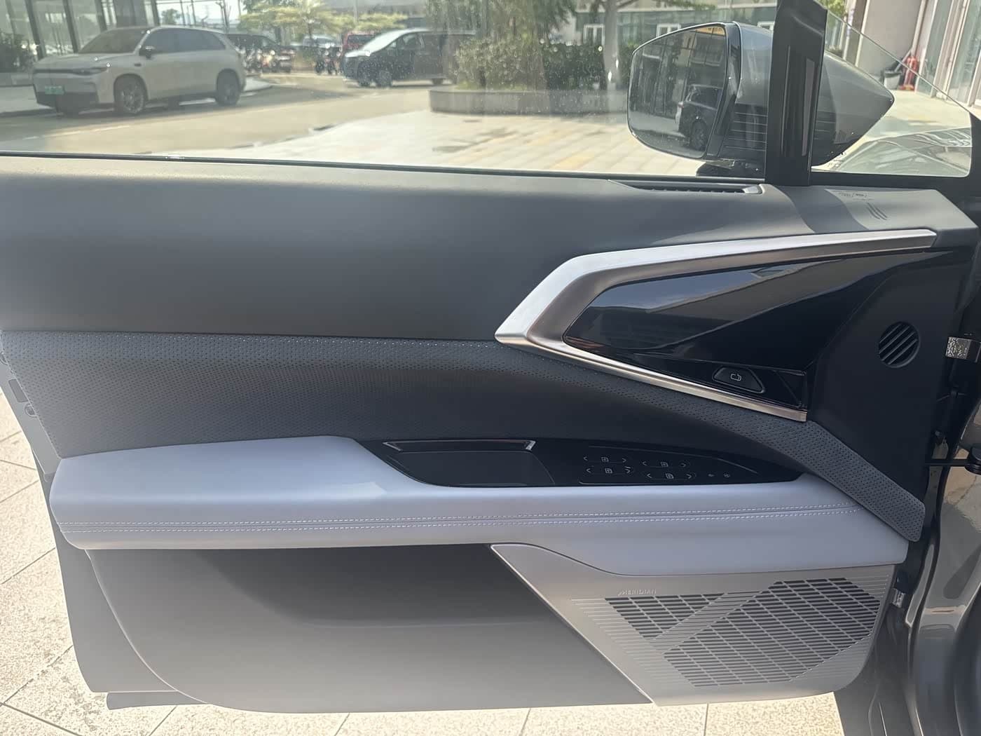2022 Hiphi Z Silbergrau, 18,600 km, China export – photo 15