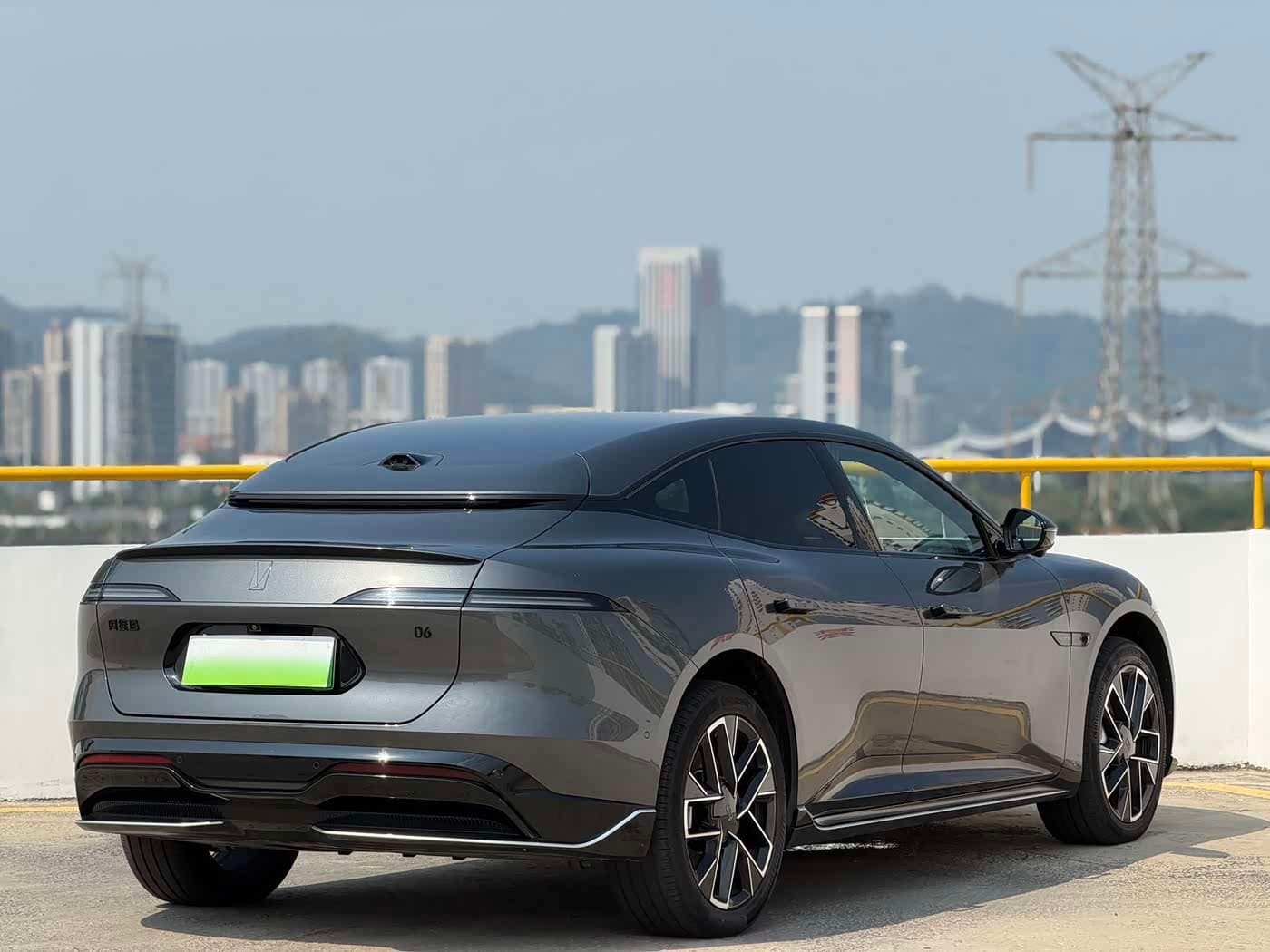 2025 Avatr 06 Silbergrau, 13,000 km, China export – photo 4