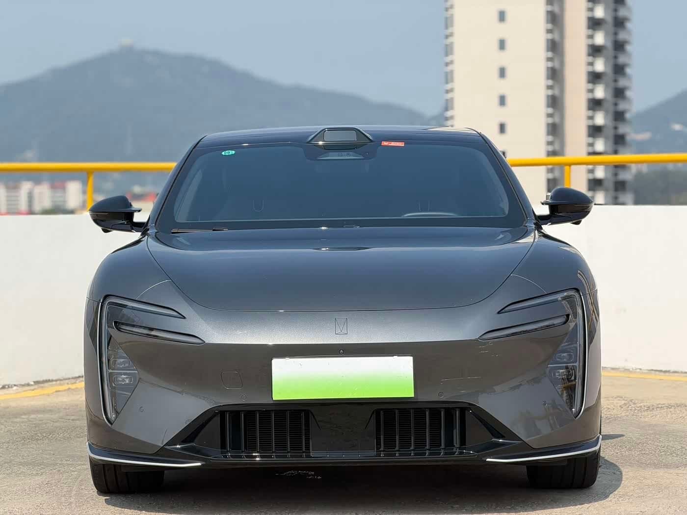 2025 Avatr 06 Silbergrau, 13,000 km, China export – photo 2