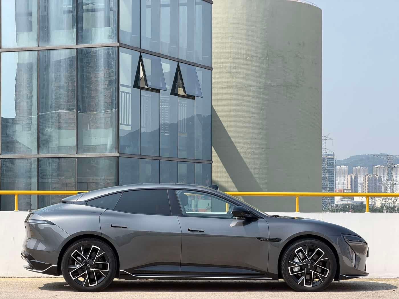2025 Avatr 06 Silbergrau, 13,000 km, China export – photo 8