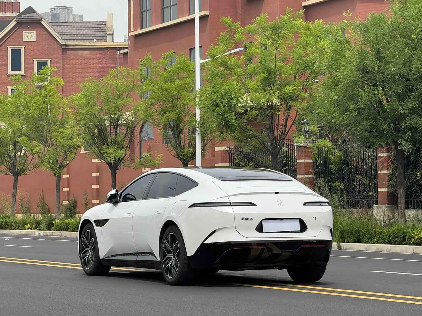 2024 Avatr 12 White, 30,000 km, China export – photo 7