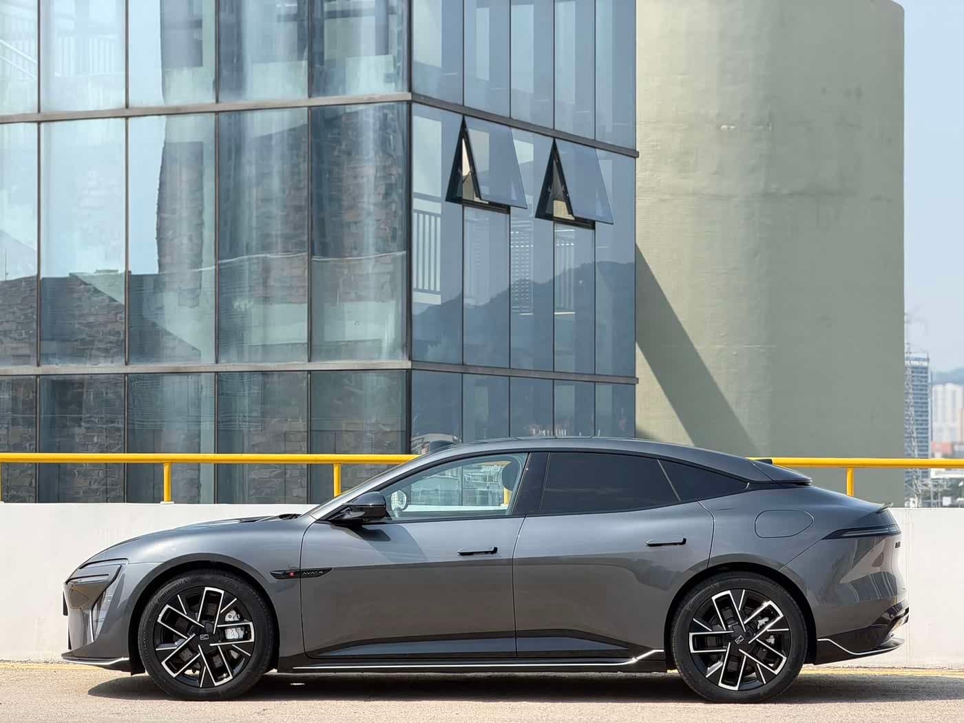 2025 Avatr 06 Silbergrau, 13,000 km, China export – photo 7