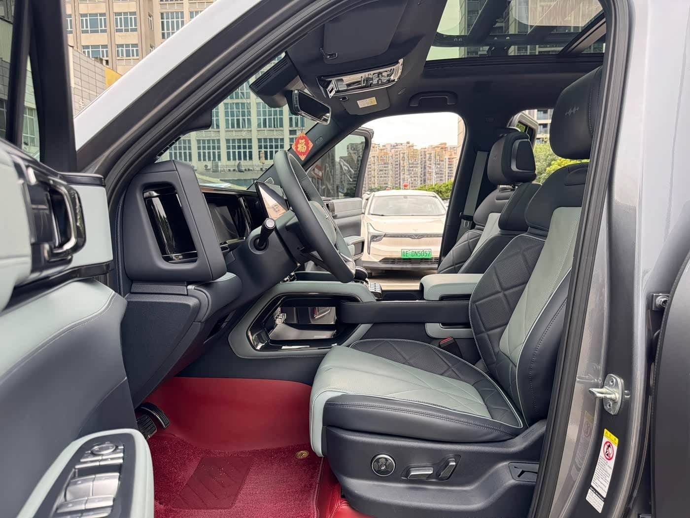 2023 Fang Cheng Bao Leopard 5 Silbergrau, 64,000 km, China export – photo 7