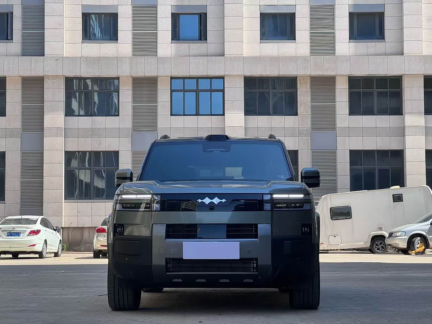 2025 Fang Cheng Bao Titanium 7 رمادي فضي, 9,000 km, China export – photo 2