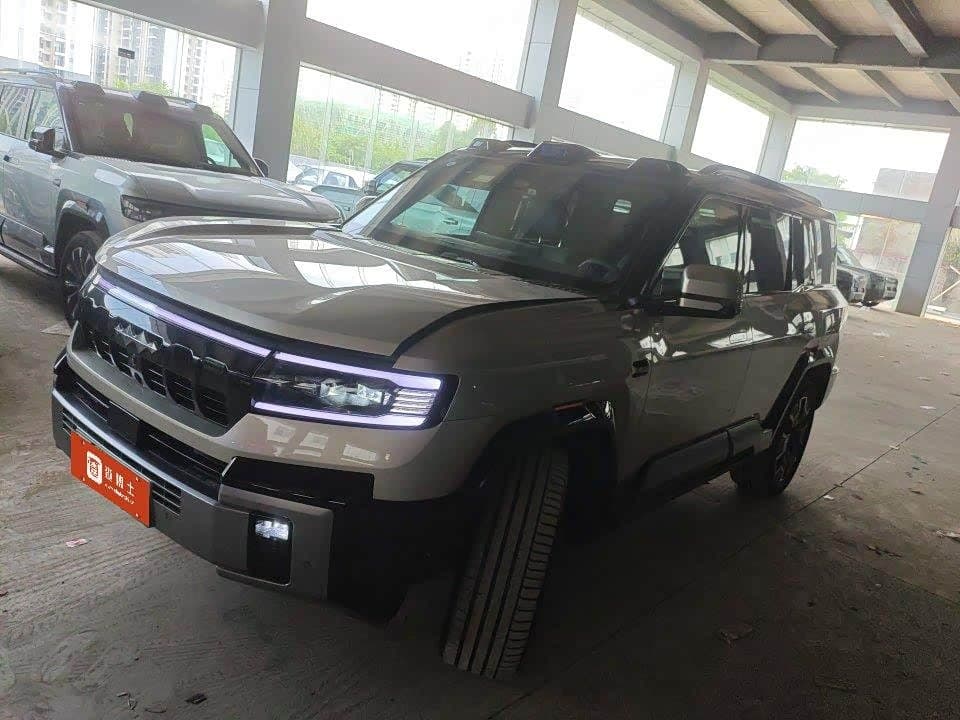 2024 Fang Cheng Bao Leopard 8 Champagne, 8,500 km, China export – photo 1
