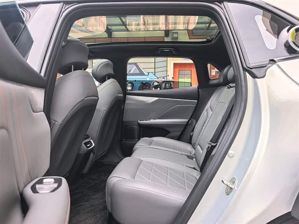 2024 Deepal Shenlan S05 Silbergrau, 13,000 km, China export – photo 6