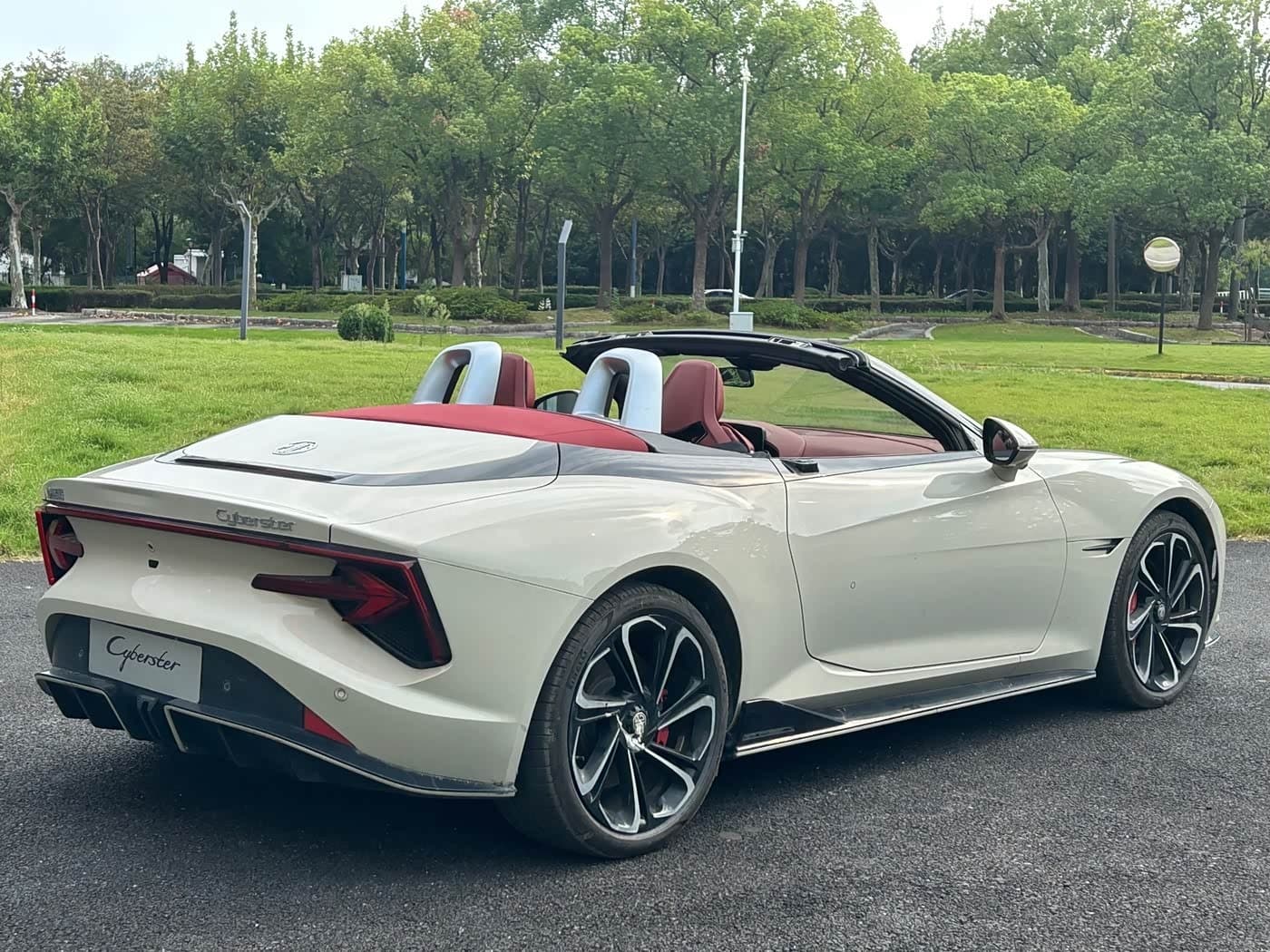 2024 MG Cyberster White, 12,000 km, China export – photo 16