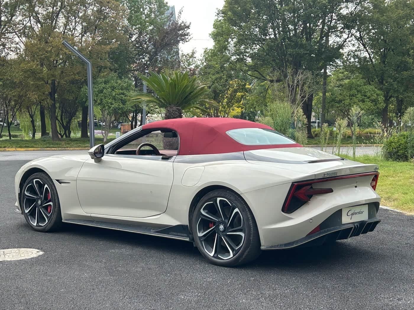 2024 MG Cyberster White, 12,000 km, China export – photo 4