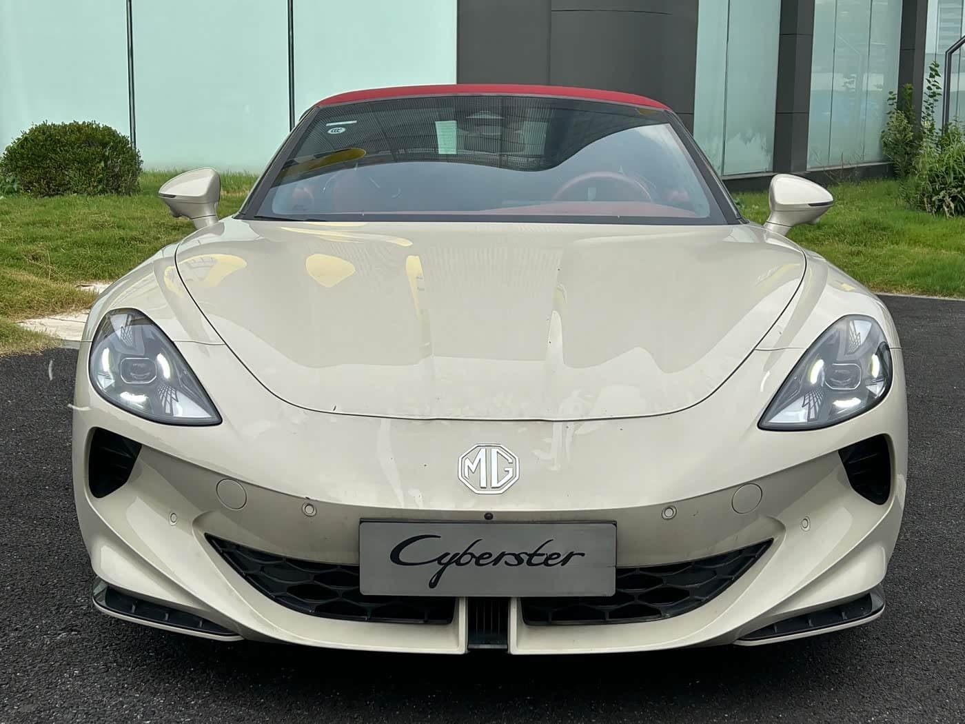 2024 MG Cyberster White, 12,000 km, China export – photo 2