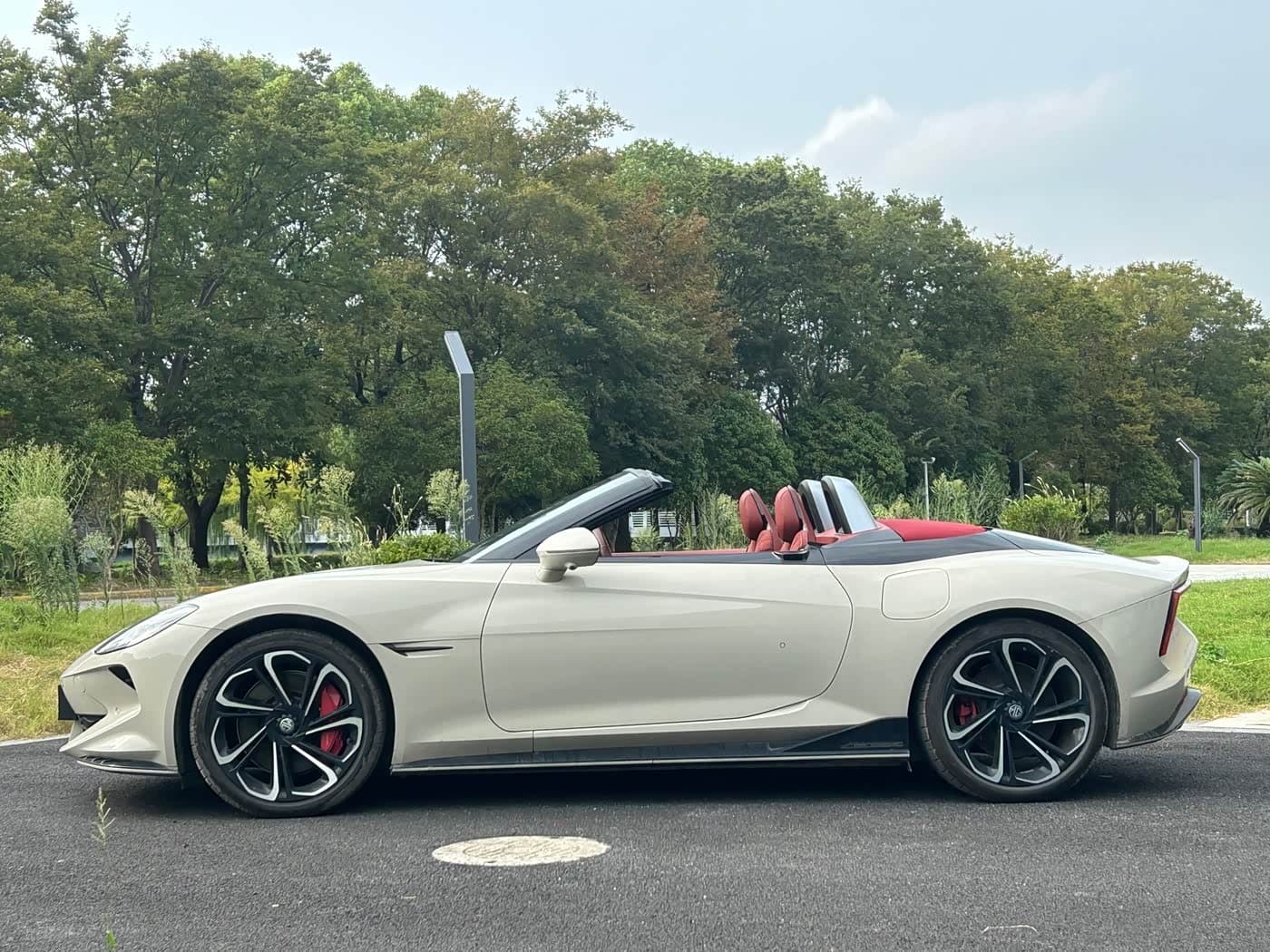 2024 MG Cyberster White, 12,000 km, China export – photo 20