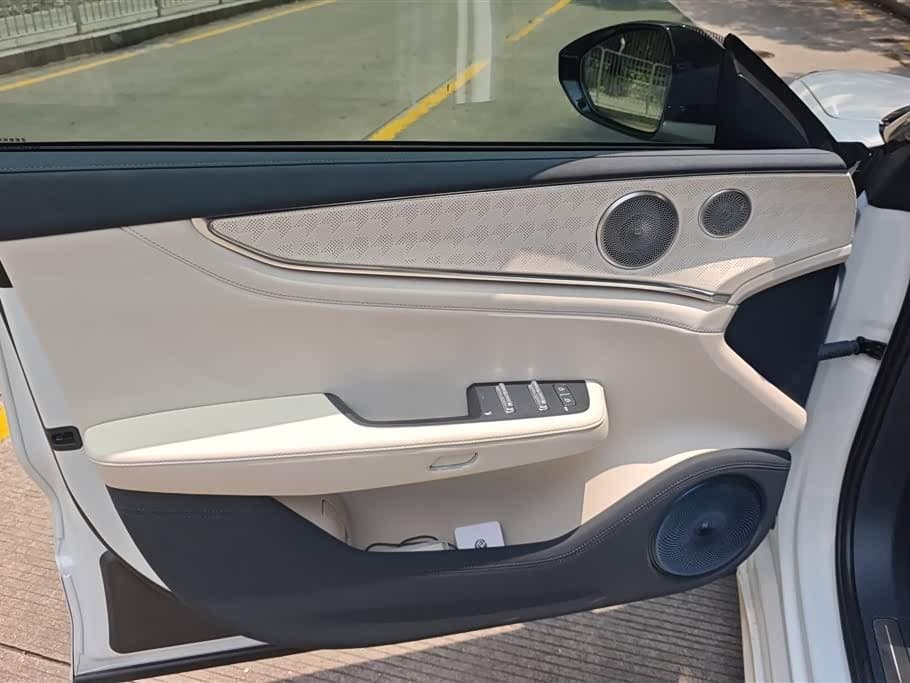 2025 Zeekr 001 White, 2,700 km, China export – photo 7