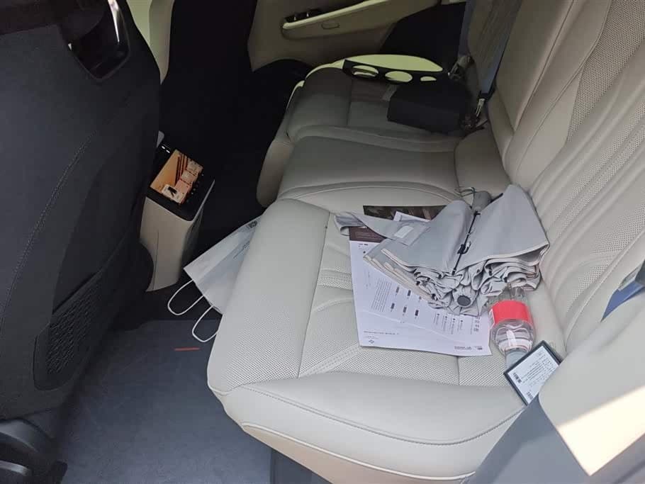 2025 Zeekr 001 White, 2,700 km, China export – photo 11
