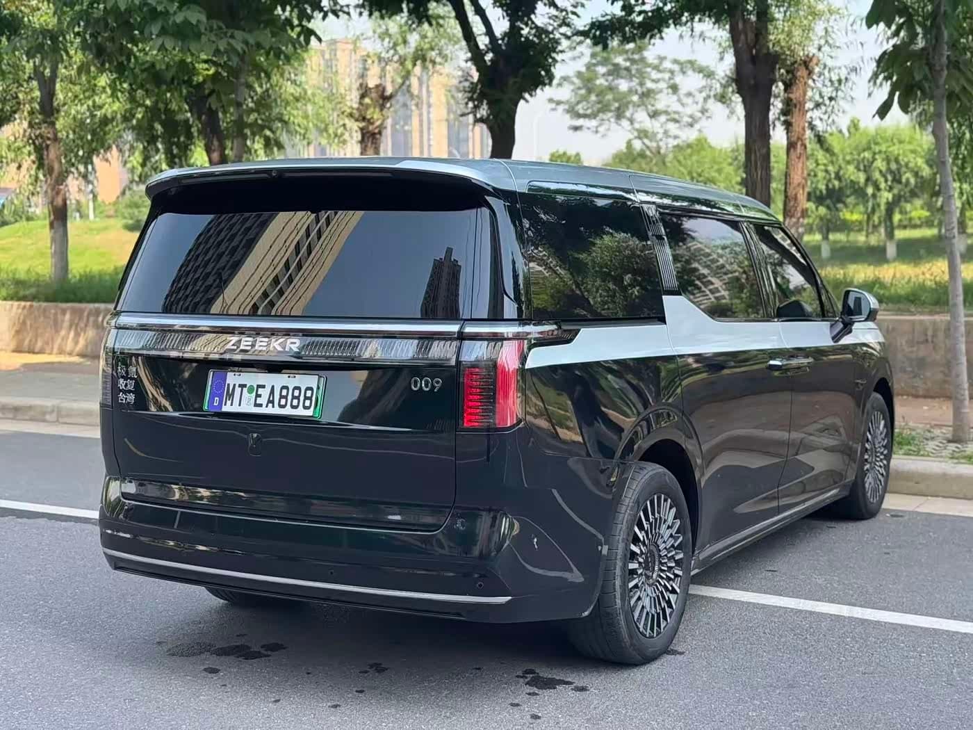 2024 Zeekr 009 رمادي فضي, 62,000 km, China export – photo 7