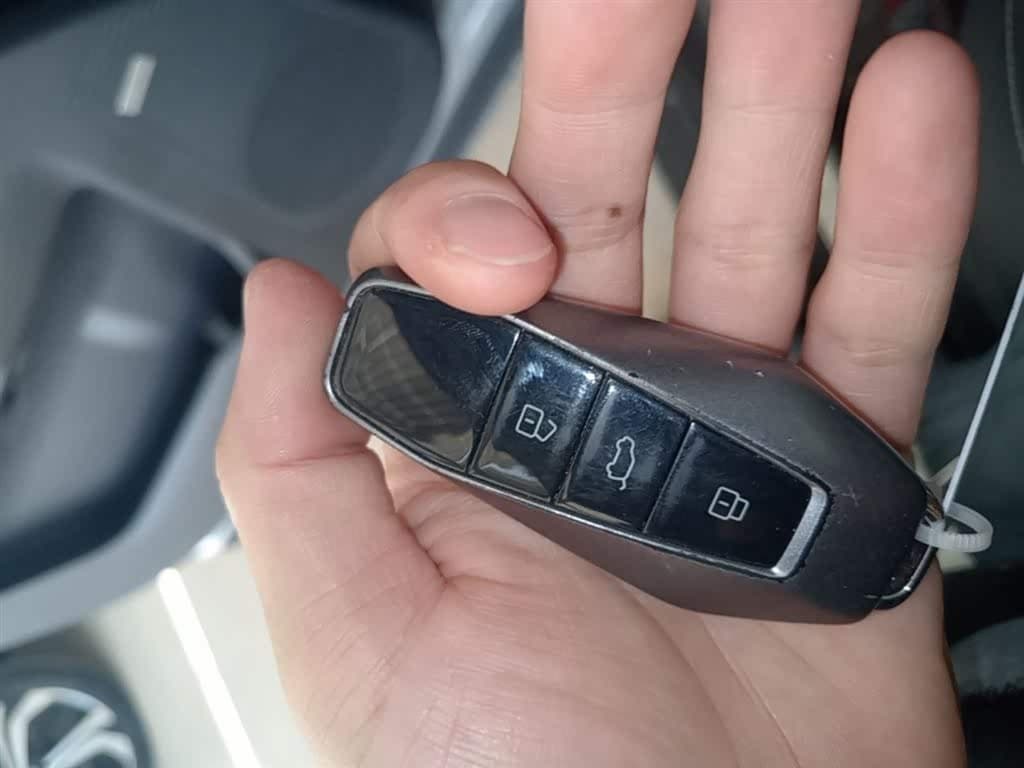 2024 iCar 03T Silbergrau, 32,200 km, China export – photo 9