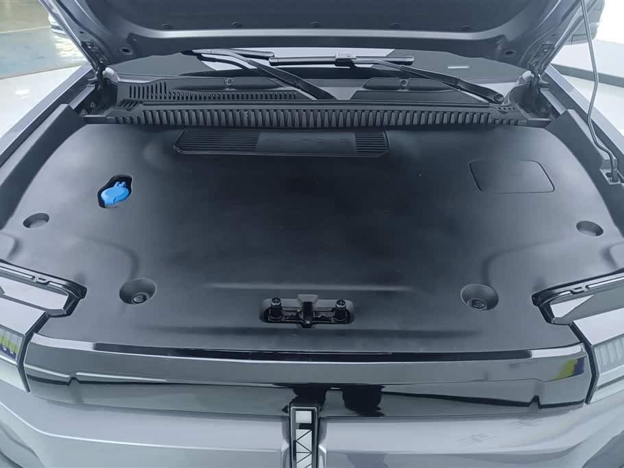 2024 iCar 03 Silbergrau, 37,900 km, China export – photo 10