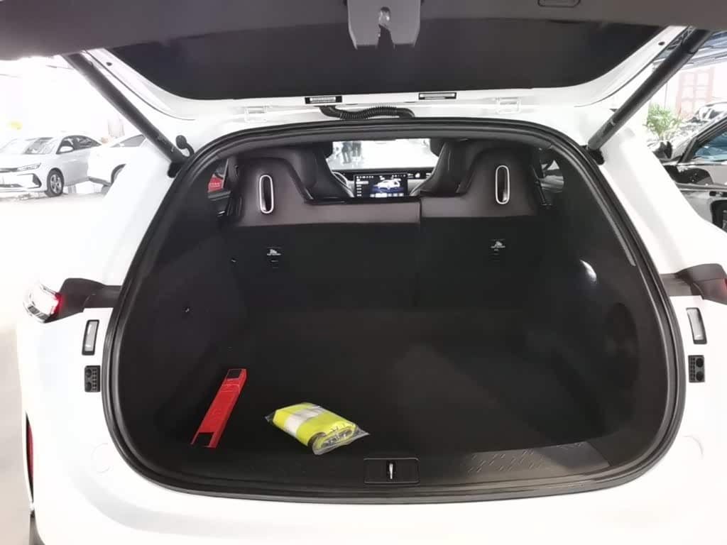2025 Avatr 07 White, 26,600 km, China export – photo 19