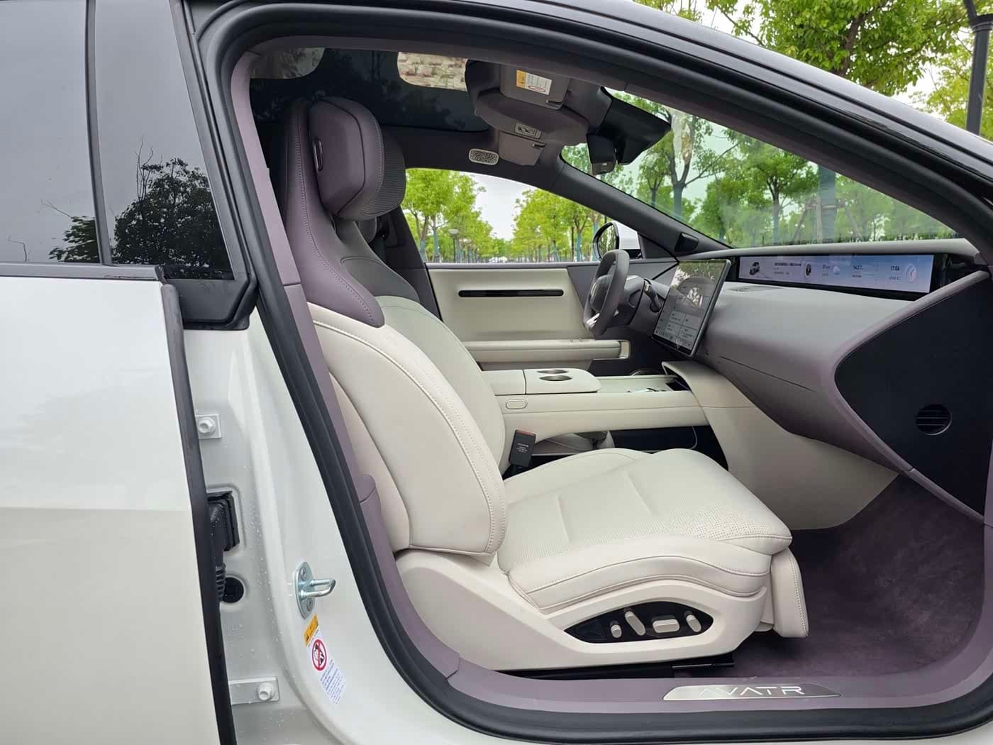 2025 Avatr 06 White, 4,000 km, China export – photo 12