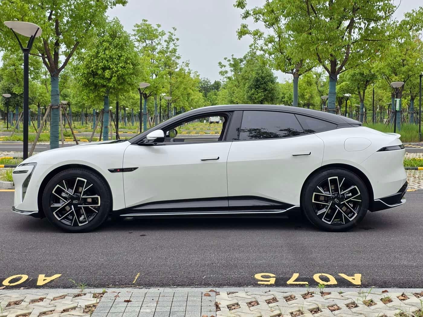 2025 Avatr 06 White, 4,000 km, China export – photo 7